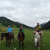 Zusammen mit Andrea und Dirk aus Ottobrunn, die mit mir aus dem Basislager ins Karkara-Lager mit Hubschrauber ausgeflogen wurden, haben wir uns am Nachmittag ein paar Pferde ausgeliehen und einen Ritt den Fluss hinauf unternommen.